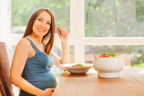 Hamile kadın sağlıklı besleniyor