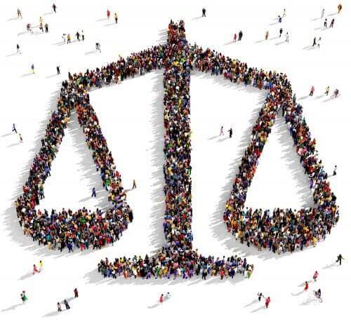 İnsanların diziliminden çizilmiş terazi görseli