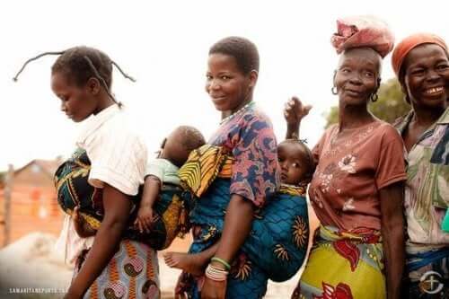 Kongolu anneler ve bebekleri