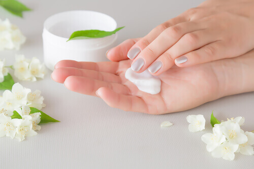 Eline krem süren kadın