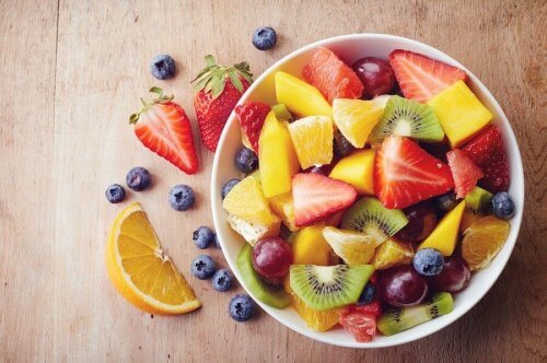 Farklı meyveleri içeren bir tabak