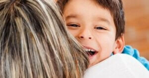 Mutlu çocuk annesine sarılırken gülüyor