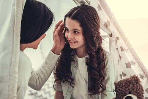 kızına olumlu dikkat uygulayan anne