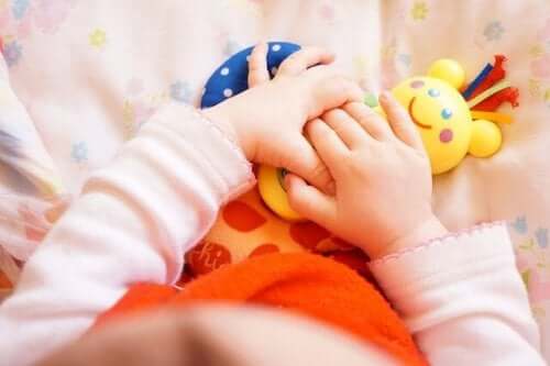Oyuncak tutan bebek