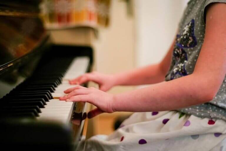 Piyano çalan elbiseli kız
