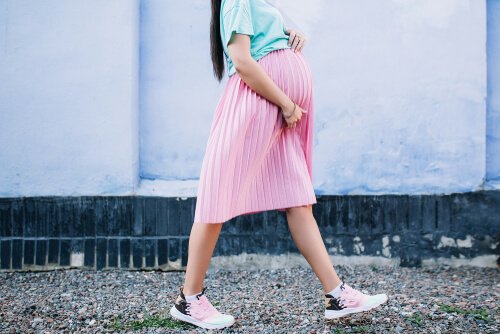 spor ayakkabı giymek