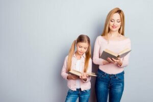 Anne ve kızı kitap okuyorlar