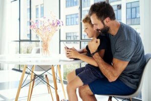 Ebeveynler Çocuklarının Cep Telefonlarını Kontrol Etmeliler Mi?