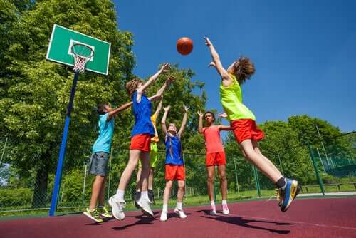 Basketbol oynayan çocuklar