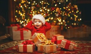 Bebek, ağaç ve hediyeler