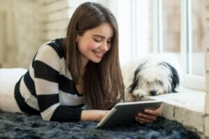 Genç bir kız tabletten kitap okuyor