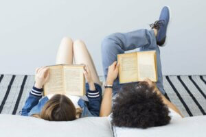 Kitap okuyan çocuklar
