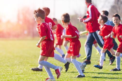 futbol oynayan çocuklar
