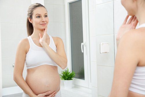 Aynaya bakan hamile kadın