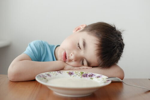 yemek yerken uyuyakalan çocuk