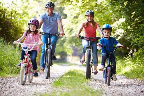 Ormanda bisiklete binen dört kişilik aile