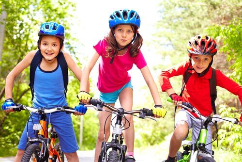 Bisiklete binmeyi öğrenen çocuklar