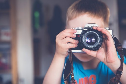 fotoğraf makinesiyle fotoğraf çeken çocuk