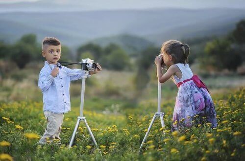 tripodla fotoğraf çeken iki çocuk