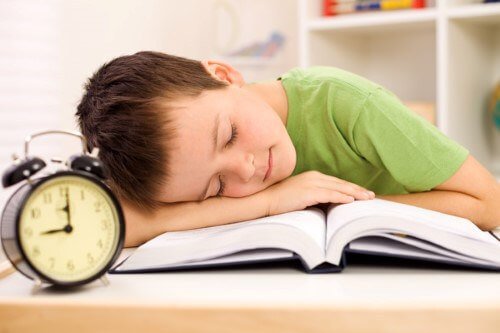 ödev yaparken uyuyan çocuk