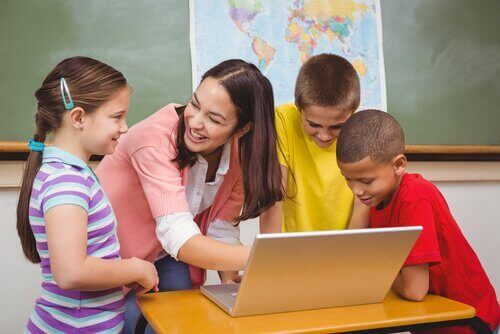 öğretmen öğrenciler sınıf laptop