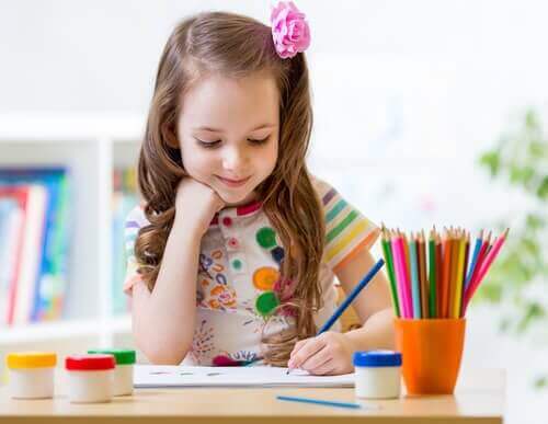 renkli kalemler boyama yapan küçük kız 
