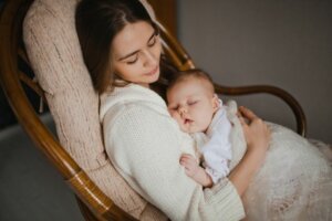 Teyzesinin kucağında uyuyan bir bebek