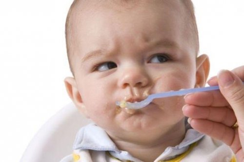 yemek yiyen bebek