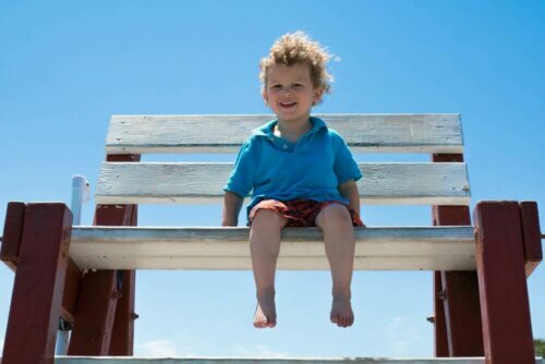 bankta oturan çocuk