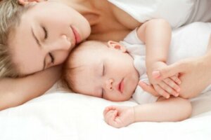 Anne ve bebeği birlikte uyuyor