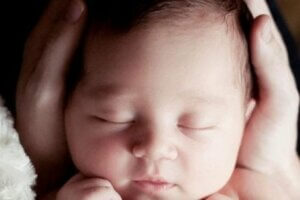 Annenin ellerinin arasındaki bebek