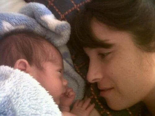 Bebeğine bakan anne