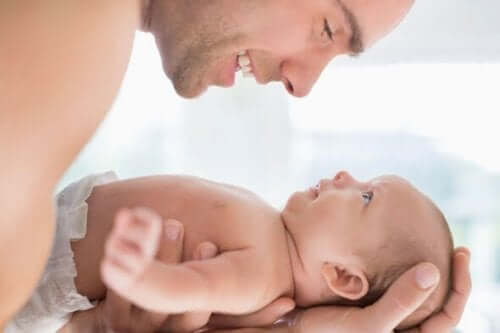 Bebeğini ellerinde tutan baba