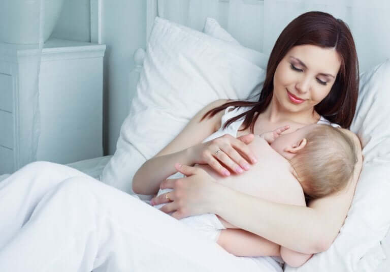 anne sütü içen bebek