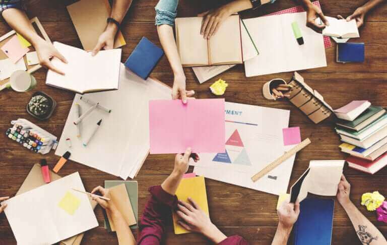 beyin fırtınası yapan çocuklar