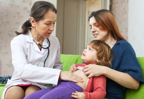 Çocuğunu doktora götürmüş anne