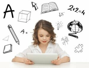 Eğitici uygulamalar ve tablete bakan kız