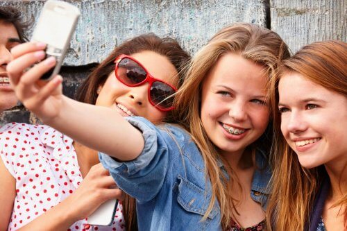 Genç kızlar selfie çekiyor