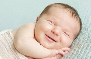 Gülümseyen bir bebek
