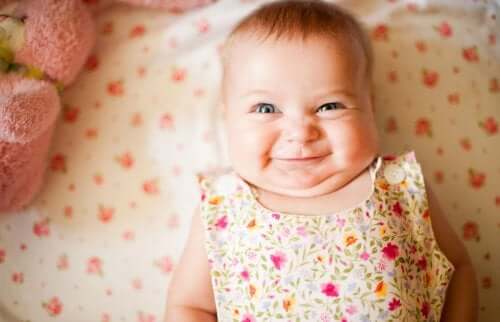 Gülümseyerek bakan bir bebek