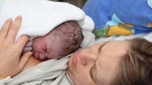 Yeni doğan bebek ve annesi