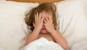 Yüzünü kapatan çocuk