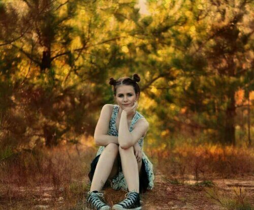 ormanda oturan kız