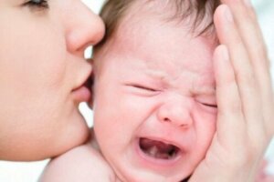 Ağlayan bebeği annesi sakinleştiriyor