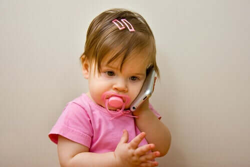 Akıllı telefonla konuşan çocuk