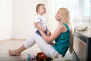 Bebeğine konuşmayı öğreten bir anne