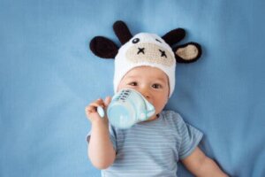 Biberondan süt içen bir bebek