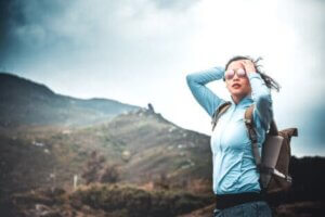 Genç kız seyahat ediyor