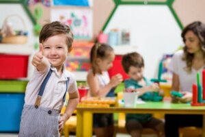 Kreşte oyun oynayan çocuklar