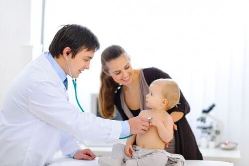 İnmemiş testis için muayene olan bebek